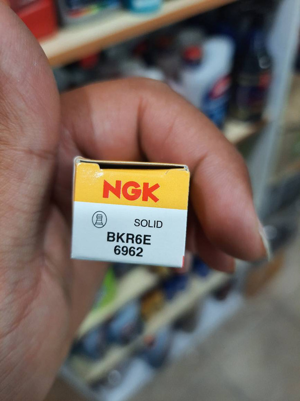شمع پایه کوتاه NGK تک پلاتین کد فنی BKR6E6962 مناسب برای پراید تیبا ساینا کوئیک پژو 405 و سمند و پارس و...